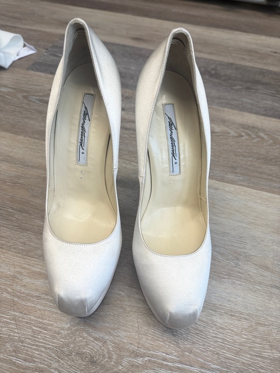 B Brian Atwood Shoes - B Brian AtWood Ivory Satin Women's Pumps - Classic Court EUR 38